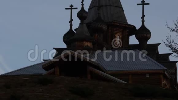 太阳升起的天空上的奥托多寺的剪影教堂塔顶上的基督教十字架4K视频的预览图