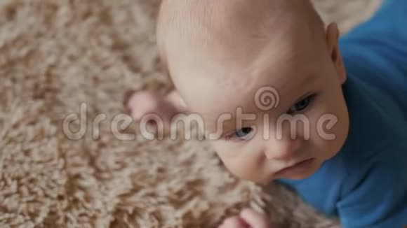 宝宝脸上洋溢着快乐的情绪新生儿在床上微笑视频的预览图