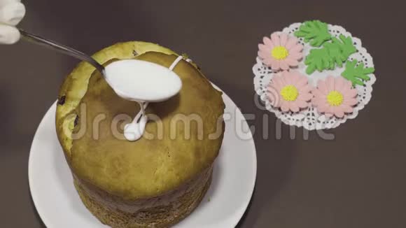 厨师长用白色奶油装饰蛋糕视频的预览图