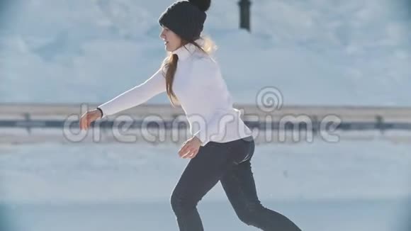 俄罗斯滑冰运动员少女在公共溜冰场熟练滑冰的肖像视频的预览图