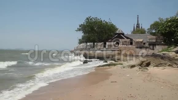 波涛汹涌的海浪海浪在寺庙的混凝土墙上破碎视频的预览图
