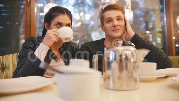 年轻幸福夫妇的肖像咖啡馆里的男女视频的预览图