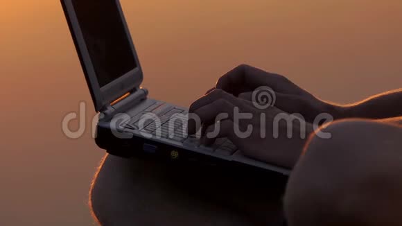 男子手指式电脑键盘户外河岸夜间视频的预览图