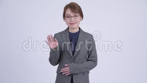 年轻快乐的亚洲女商人挥手视频的预览图