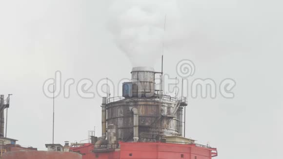 吸烟的工业管道工业烟雾对空气的污染视频的预览图