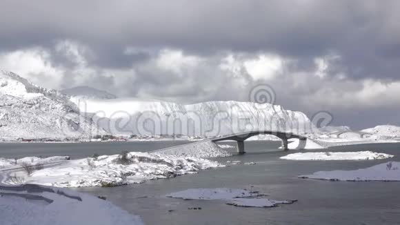 冬季峡湾和云中的桥梁快速运动视频的预览图