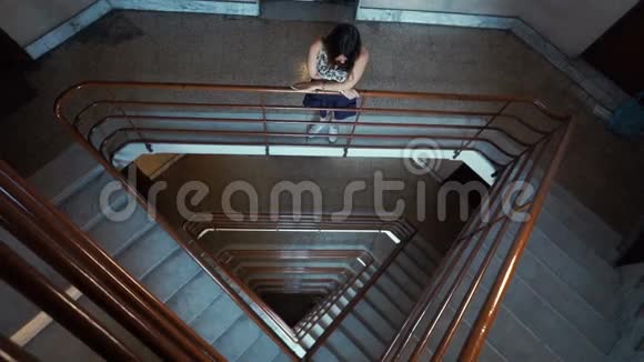 楼梯上的少女视频的预览图