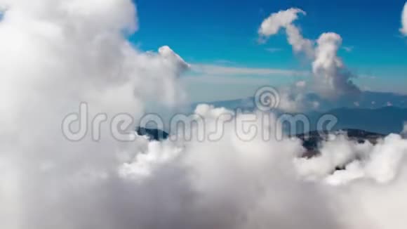 云的形成在山的时间推移视频的预览图