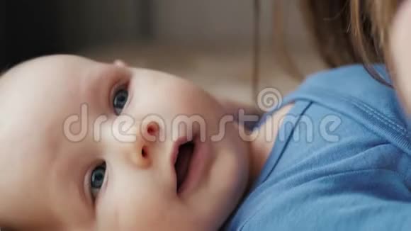 一个美丽的女人亲吻婴儿的肖像母亲亲吻她新生的婴儿视频的预览图