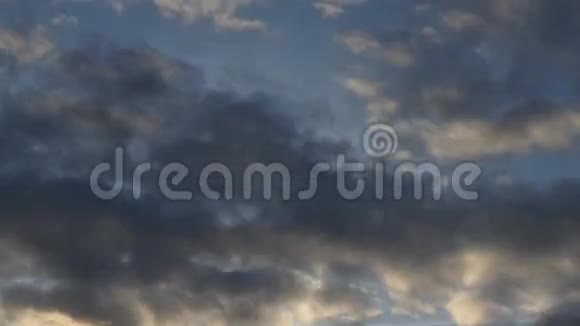 日落时多云的天空变成星星视频的预览图