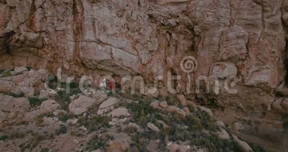 小冒险家探索悬崖和岩石视频的预览图
