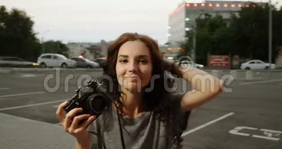 手里拿着复古相机的快乐女孩视频的预览图