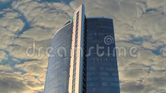 商务中心单体建筑时间推移云层密布视频的预览图