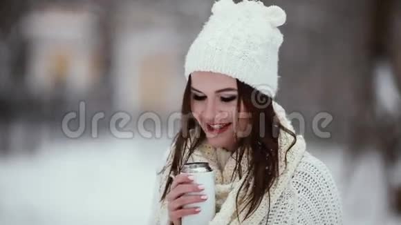 有趣的女士在冬天用热水瓶加热视频的预览图