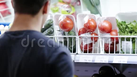 年轻人在超市里吃蔬菜视频的预览图