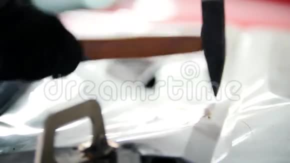 汽车服务工人用悍马处理汽车车身的细节视频的预览图