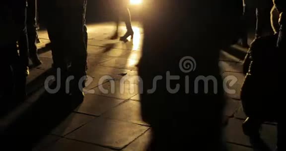 人们晚上在公园里散步影子轮廓恐怖的夜景背景视频的预览图