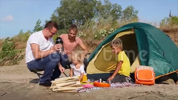 一家人在野营时野餐视频的预览图