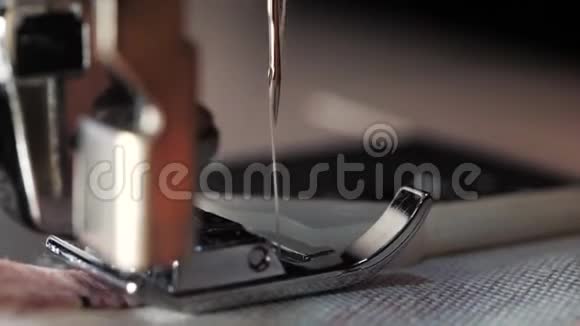 缝合缝纫机显示过程件服装复古风格缝纫过程中的阶段视频的预览图