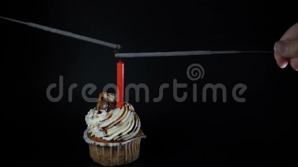 生日观念庆祝活动带蜡烛的蛋糕浓烟滚滚的烟火神奇的明信片慢动作视频的预览图