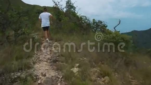 高山景观白种人跑步男子晨跑慢动作视频的预览图