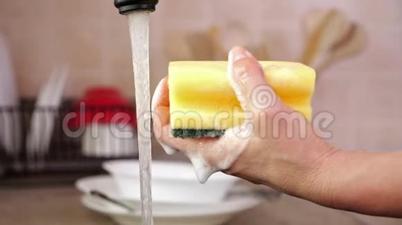 女人在厨房的水槽里洗手慢动作视频的预览图