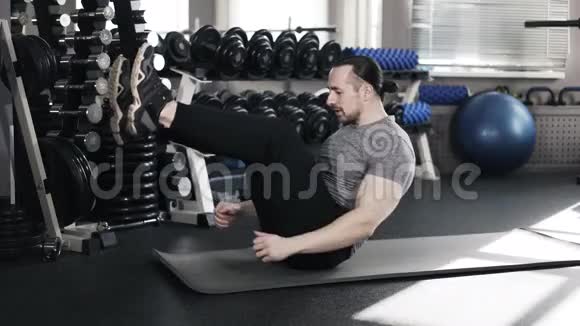 肌肉男在健身房做仰卧起坐视频的预览图