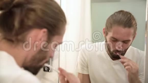 男人在浴室里刷牙看镜子视频的预览图