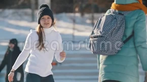 少女熟练地在户外公共溜冰场滑冰慢动作视频的预览图