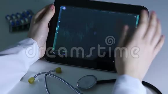 医学科学家研究平板电脑的视频演示视频的预览图