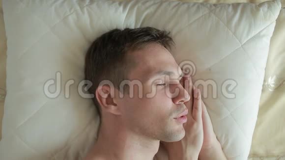 那个男人躺在床上在睡梦中微笑特写镜头上文视视频的预览图