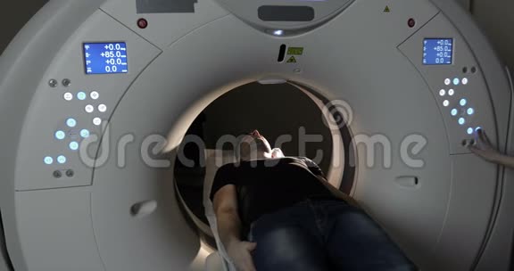 4K青年穿着黑色T恤走出MRI扫描表视频的预览图