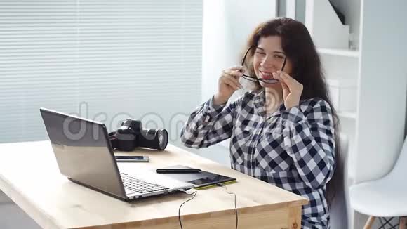 微笑的女设计师在办公室工作视频的预览图