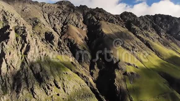 山脊岩石墙的垂直全景从空中飞回来北高加索俄罗斯视频的预览图