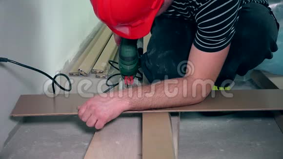 男性手切拼板用拼图板视频的预览图