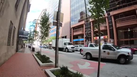 巴尔的摩的街道交通慢动作视频的预览图