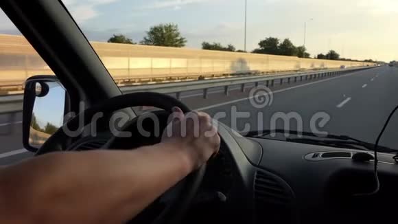 一个人手拿着一个移动汽车的方向盘风景不错视频的预览图