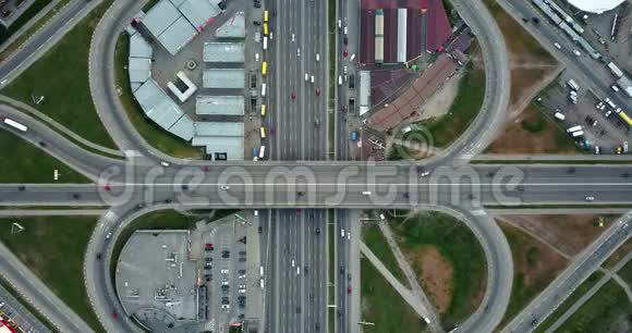 无人机在4K的空中视频地铁波兹尼亚基公路和带有汽车和立交桥的地区的道路交叉口视频的预览图