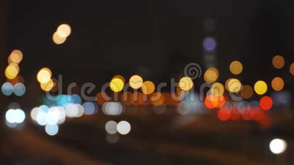 摘要散焦夜间城市交通Bokeh灯背景视频的预览图