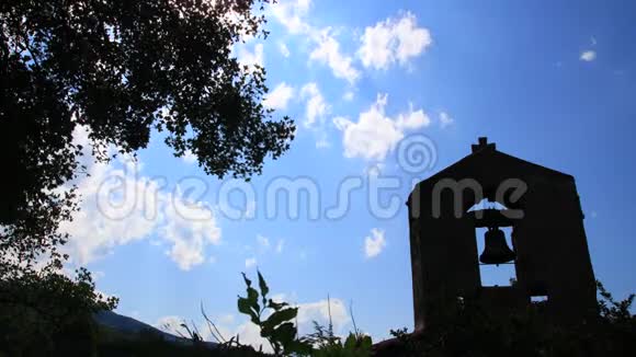 法国比利牛斯地区阳光明媚的法国塔钟时间视频的预览图