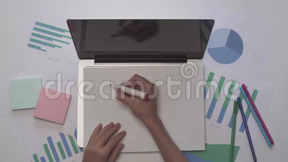 商业概念女人在笔记本电脑上用纸写商业计划办公室桌面视频的预览图