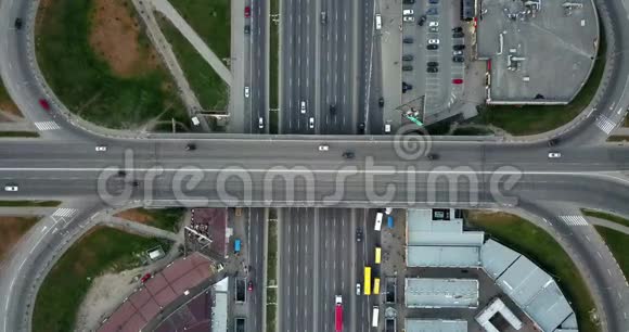 无人机在4K的空中视频地铁波兹尼亚基高速公路和带有汽车和立交桥的地区的道路交叉口视频的预览图