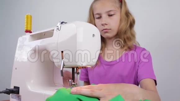 一个十几岁的女孩处理织物的边缘视频的预览图