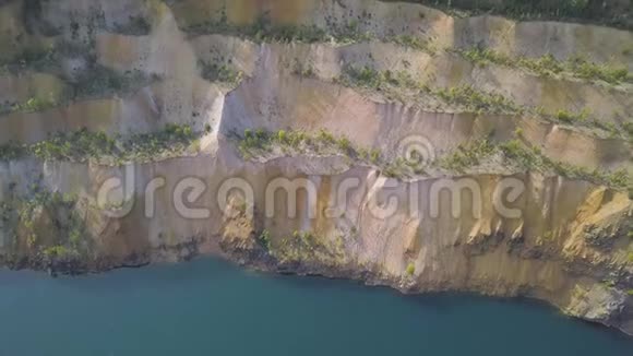 废弃的装满水的大型采石场剪辑充满水的采石场的俯视图一个古老的采石场视频的预览图