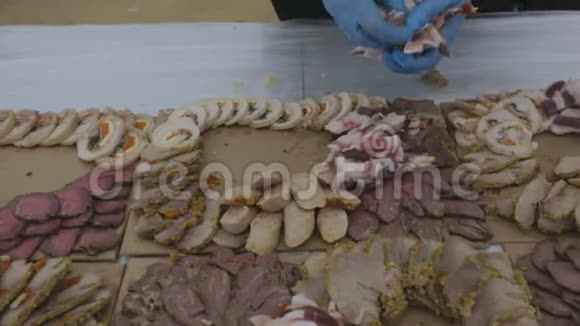 厨师在厨房做肉盘视频的预览图