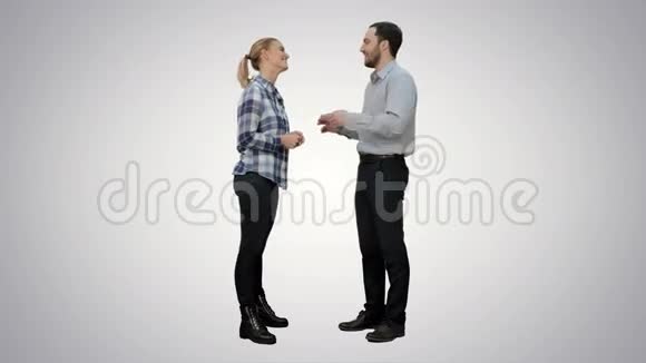 两个情人站在白色背景上说话笑视频的预览图