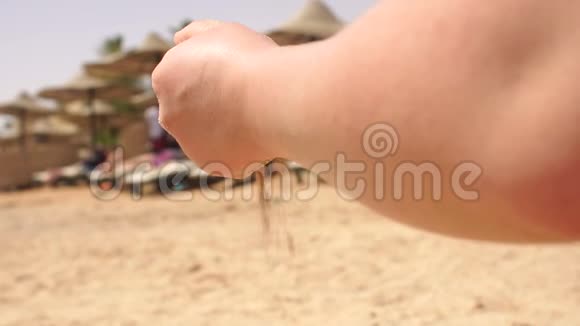 女孩的手在沙滩上沙子视频的预览图