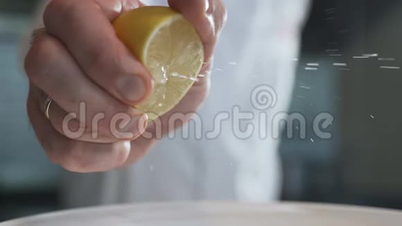 厨师用慢速挤压柠檬汁每秒240帧果汁慢速食物视频视频的预览图