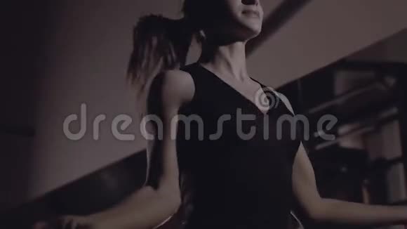 青年集中妇女跳绳运动的特写视频的预览图