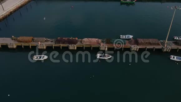 葡萄牙的空中渔港停泊的渔船和渔网在阳光下晒干缓慢前进视频的预览图